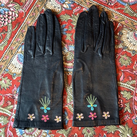 Black Kidskin Leather Gloves With Embroidered Trim NOS Vintage - Size 6 / Small - Picture 1 of 6